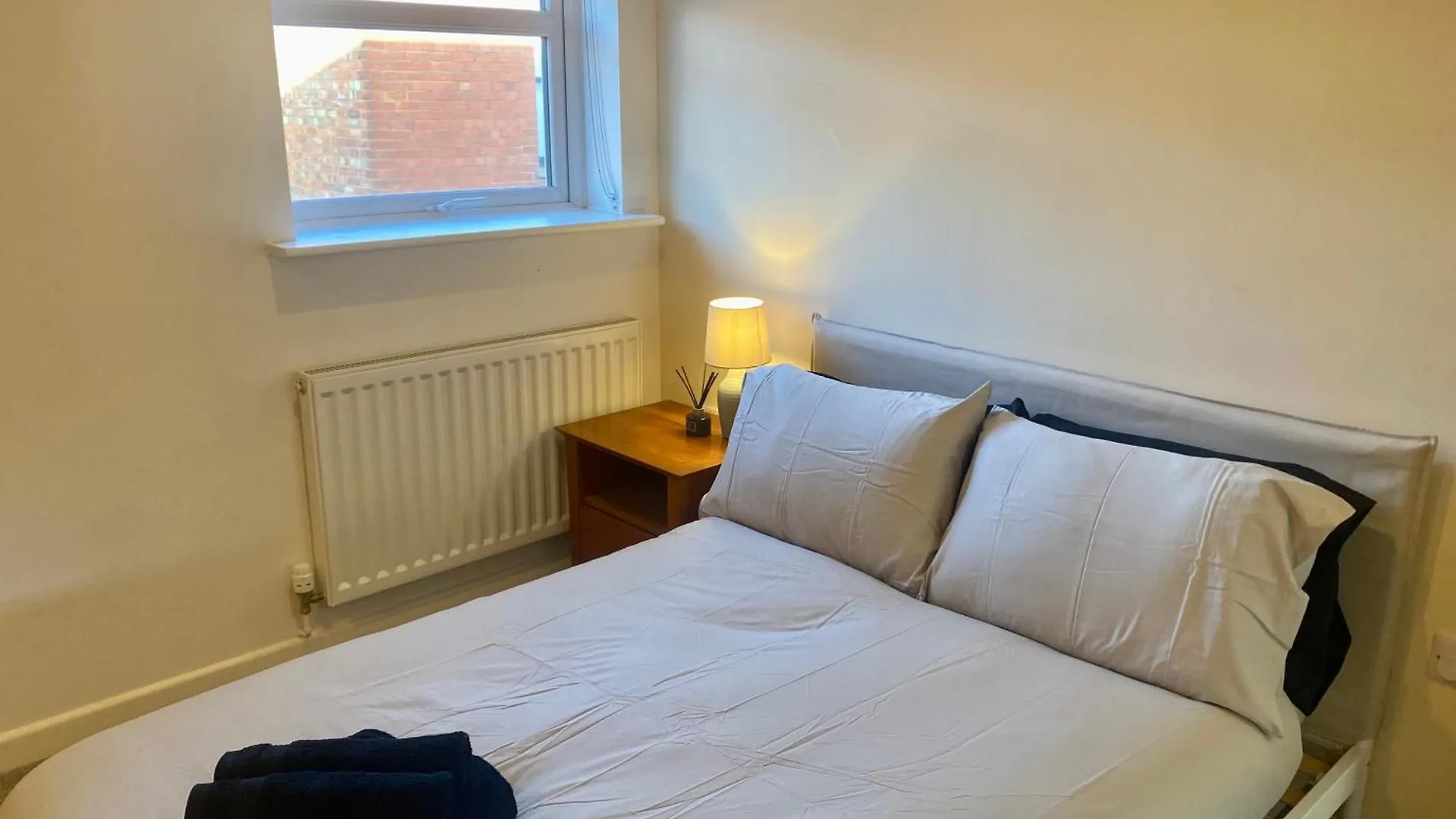 Cosy 3 Bedroom House, Bath Road, Τσέλτενχαμ 0*,  Ηνωμένο Βασίλειο