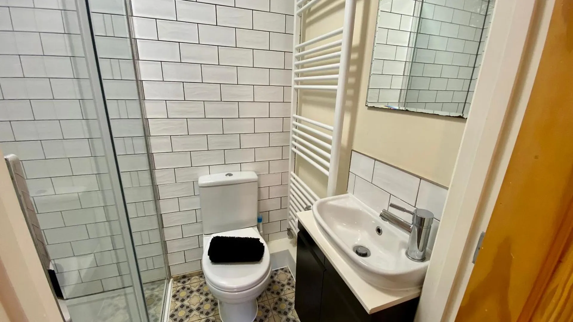 Cosy 3 Bedroom House, Bath Road, Τσέλτενχαμ 0*,  Ηνωμένο Βασίλειο