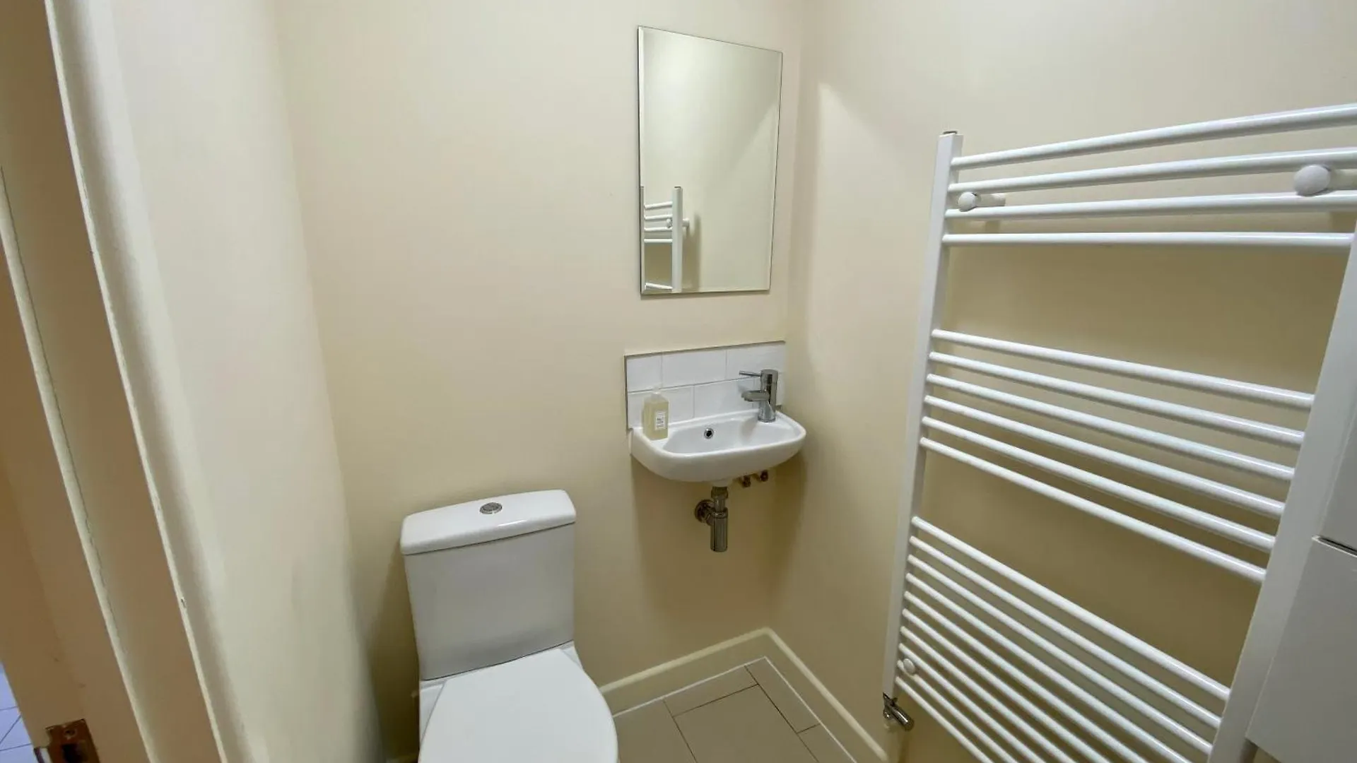 Cosy 3 Bedroom House, Bath Road, Cheltenham Holiday home