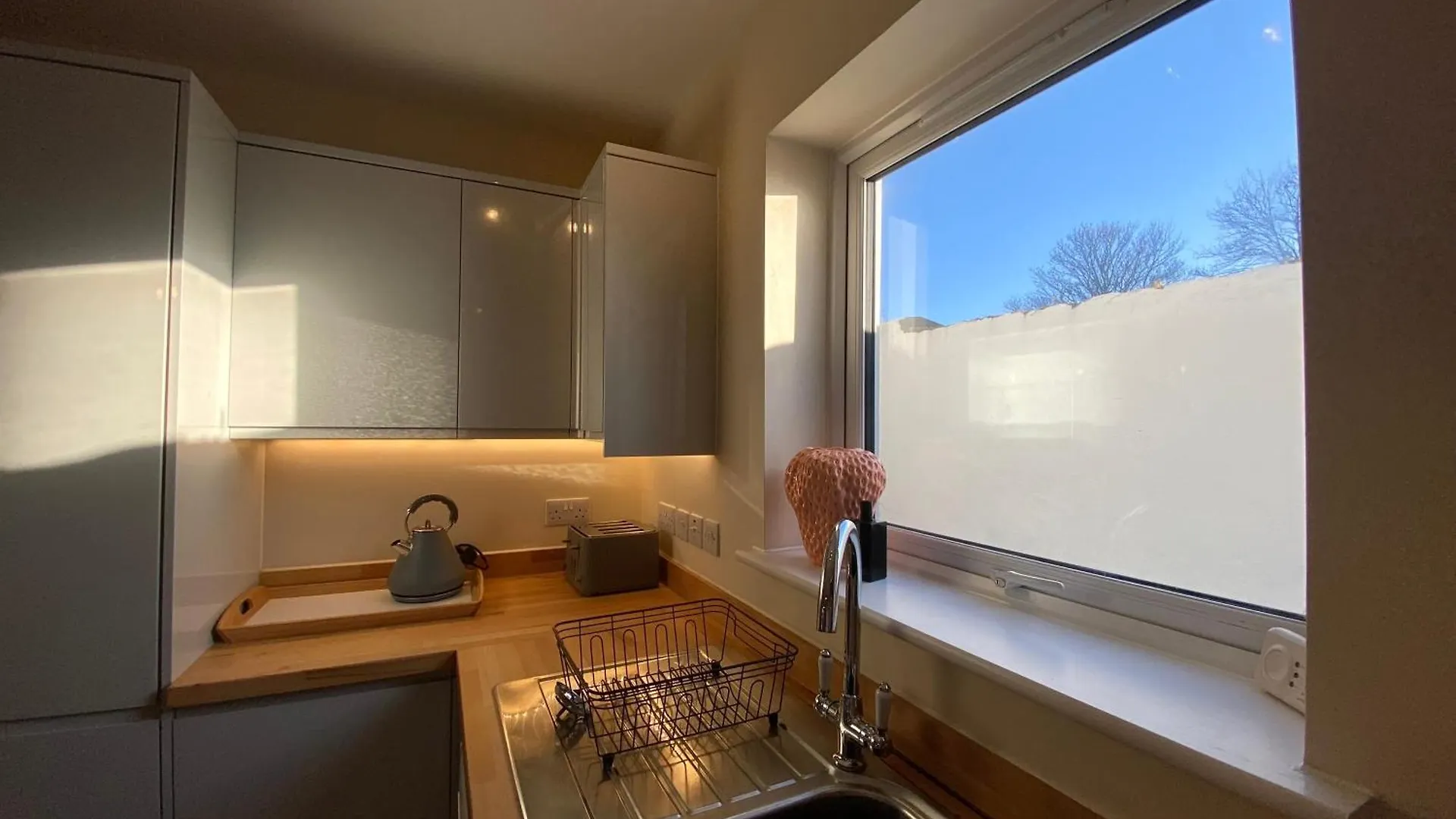Cosy 3 Bedroom House, Bath Road, Cheltenham