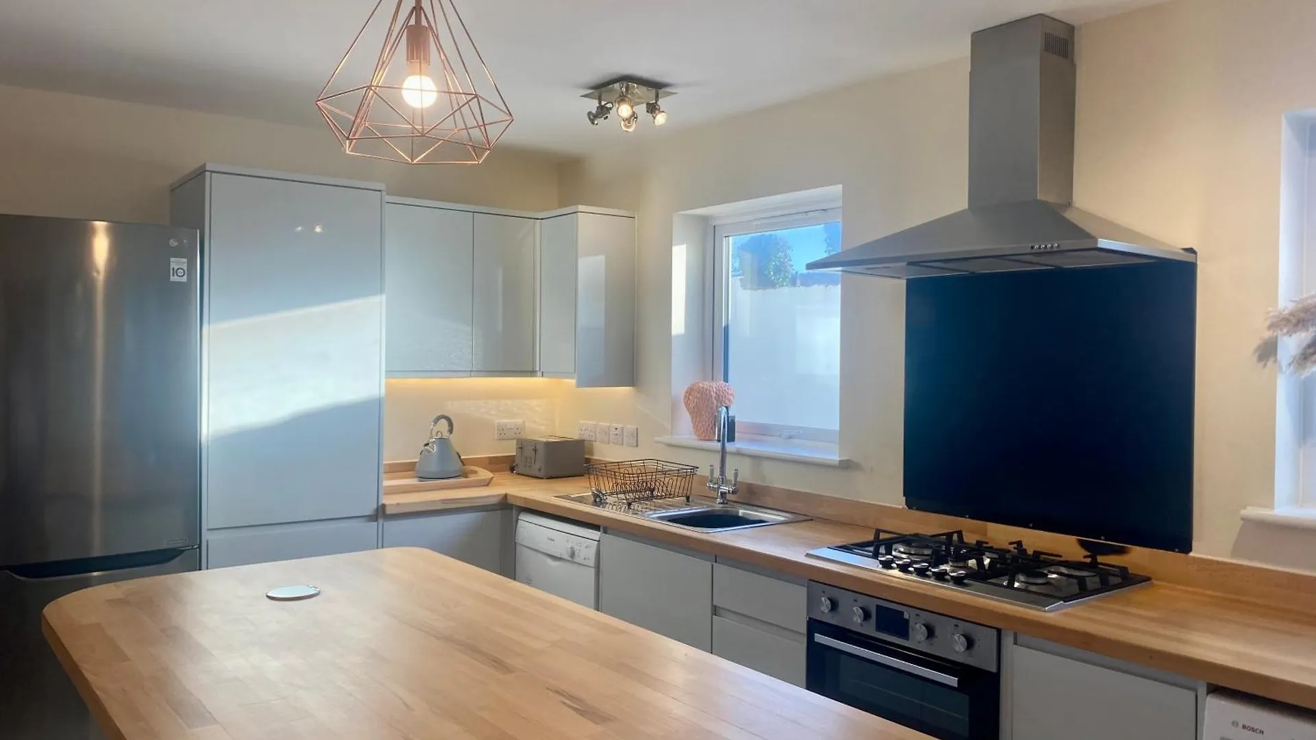 Cosy 3 Bedroom House, Bath Road, Cheltenham
